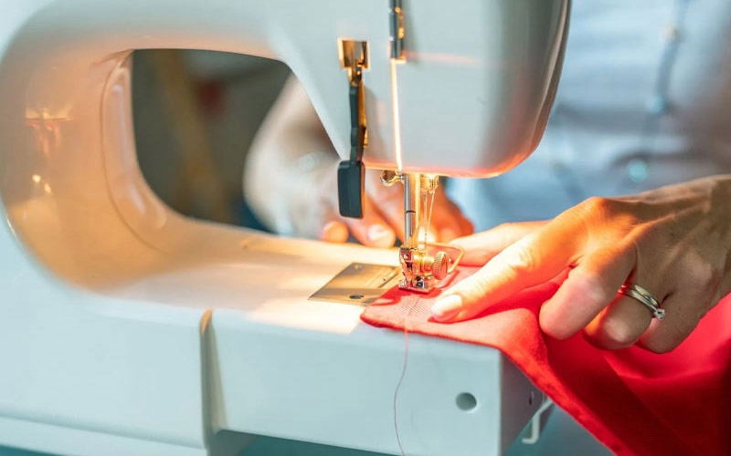 چرخ خیاطی و قابلیت انجام انواع دوخت و دوز چرخ خیاطی و قابلیت انجام انواع دوخت و دوز