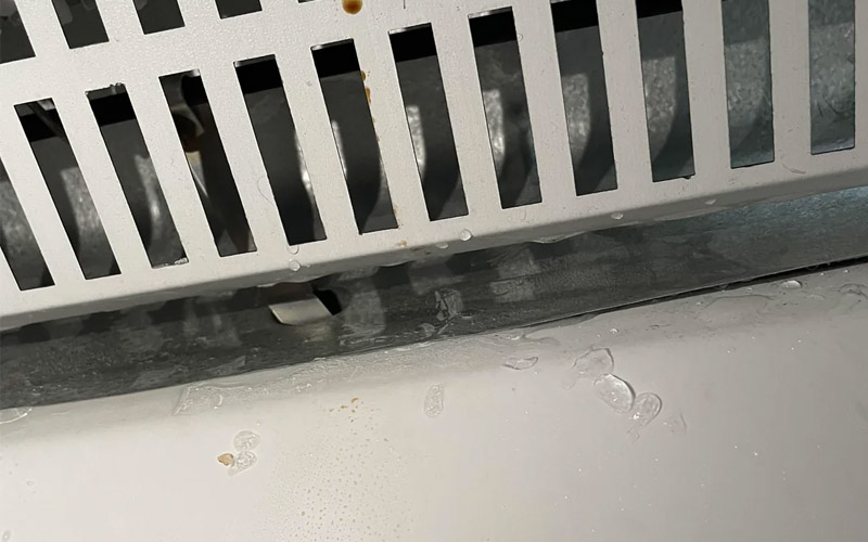 وجود قطرات آب بر روی دیواره یخچال وجود قطرات آب بر روی دیواره یخچال