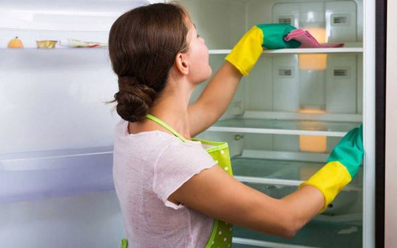 گام اول: تمیز کردن به موقع و اساسی یخچال