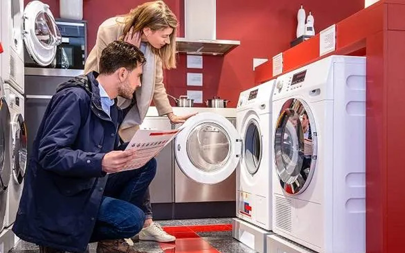 تست کردن لوازم خانگی در فروشگاه تست کردن لوازم خانگی در فروشگاه