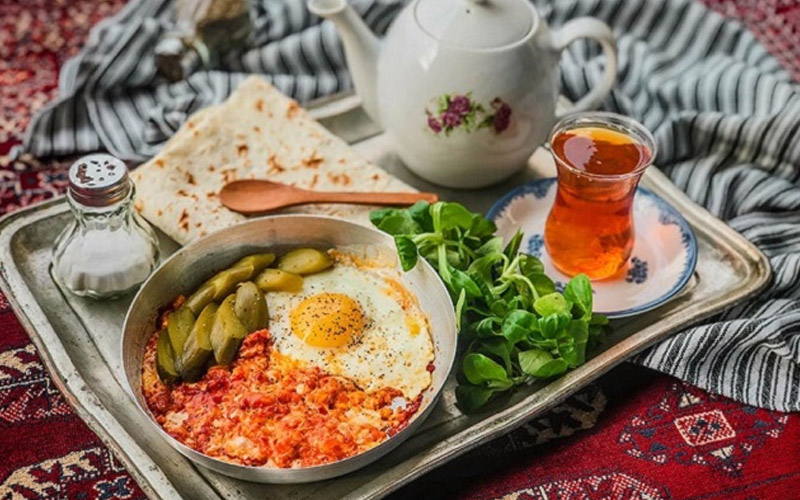 املت با سبزی و پیاز و لیمو